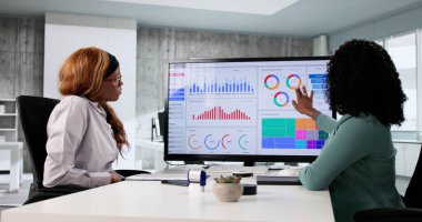 Genç, dişi Afrikalı analist konferansta dokunmatik ekran teknolojisi kullanıyor..