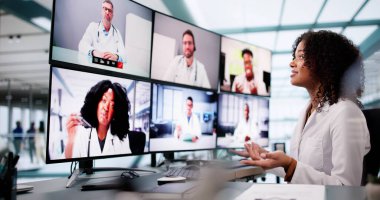 Doktor In Online Video Konferansı. Bilgisayarda Tıbbi Giysi