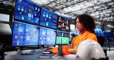 Bilgisayar üzerinde Scada Sistemi kullanan Elektrik Santrali İşçisi