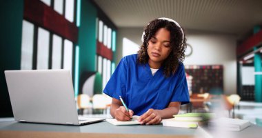 Tıp doktoru olmak isteyen bir kadın. Sağlık Eğitimi