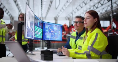 Mühendis, Santraldeki SCADA sistemini kullanarak Elektrikli Araba Üretimini İzliyor.