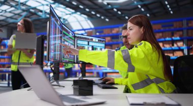 Envanter Müdürü Depo ofisindeki bilgisayar ekranına veri girişi yapıyor. Depo Personeli Hesap Tablosu Kullan