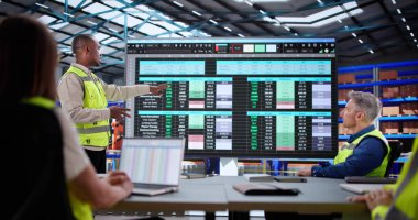 Malzeme Zinciri Analisti Çeşitli İşçilerle Depo Toplantısı, Öğretmenlik.