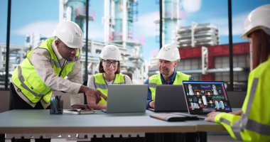 Kıdemli Yönetici Petrol Rafinerisi 'nde Çeşitli Takımları İzliyor