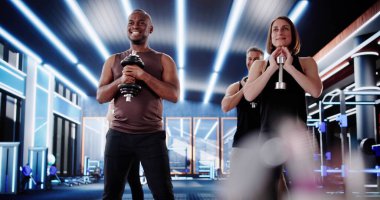Çok ırklı Eğitim Takımı Çeşitli Spor Salonları 'nda Birlikte Oturuyorlar