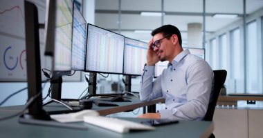 Veri Analisti Afrikalı Adam Bilgisayarda Hesap Tablosu Kullanıyor