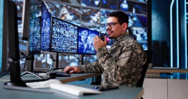 İspanyol Gözetim Uzmanı Askeri Komuta Merkezi 'ndeki güvenlik kameralarını izliyor.