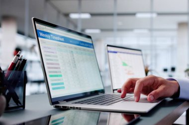 Ofisteki Meşgul Adam Haftalık Programı İzlemek için Bilgisayarı Kullanıyor.