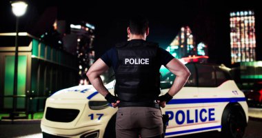 Gece Devriyesi: Genç Afro-Amerikan Polis Memuru Şehri Koruyor.