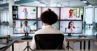 Web kamerası kullanarak Afrikalı Amerikalı İK yöneticisiyle sanal konferans görüşmesi.