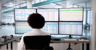 Tıbbi kodlayıcı hastane ofisindeki hesap tablolarındaki fatura kodlarını yönetir..