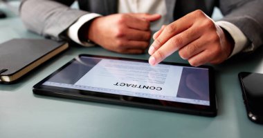 Odaklanmış Afro-Amerikan Yöneticisi Ofis Bilgisayarının Sigorta Sözleşmesini İnceledi