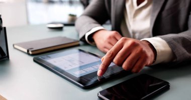 Bilgisayarında elektronik faturalar hazırlayan genç Afrikalı Amerikalı adam, iş danışmanı, ofis yöneticisi, finans analisti..