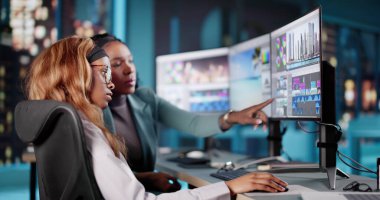 Gece Afrikalı Amerikalı Kadın Video Düzenleyici Düzenleme Yazılım Grafik Tasarım Asistanı Yeni Montaj Aracı Öğreniyor