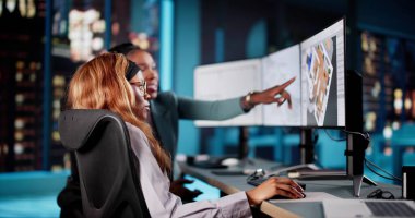 Mimar, emlak yenileme projesi için ev zeminini inceliyor. İç mimar emlak alanını yenilemek için CAD yazılımı kullanıyor.  