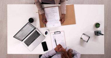 En İyi Hukuk Bürosu Görevlisi Genç Profesyonellerin Yeniden Sorgulamasını Gözden Geçiriyor