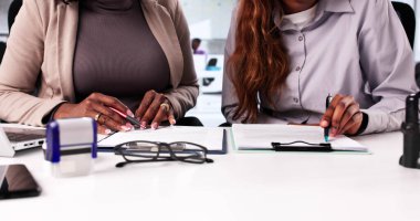 Yetenekli avukatlar sözleşmeye aracılık eder, şirket müşterilerinin belgelerini gözden geçirir. Profesyonel analist..