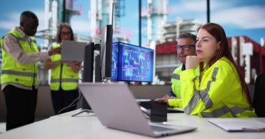 Kimya Fabrikasındaki Çeşitli Petrol ve Gaz Mühendisliği Ekibi