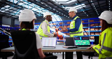 Kızgın çalışan patronla iş teslimatı konusunda tartışıyor.