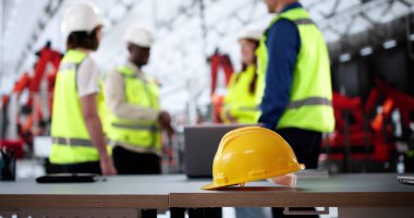 Mühendislik Endüstriyel İş Güvenliği İçin Plastik Şapka Giyiyor.