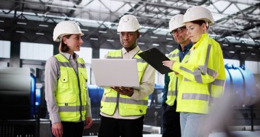 Çeşitli takım üyeleriyle Endüstriyel Tesis Denetleme Yetenekli Afrikalı mühendis.