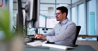 Dizüstü bilgisayardaki Kanban Proje Yönetimi Yazılımı. Dijital Takvim Zamanlaması