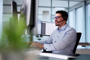 Telefon üzerinden müşterilere mükemmel hizmet sunan Mutlu Müşteri Destek Uzmanı