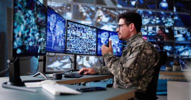İspanyol Gözetim Uzmanı Askeri Komuta Merkezi 'ndeki güvenlik kameralarını izliyor.