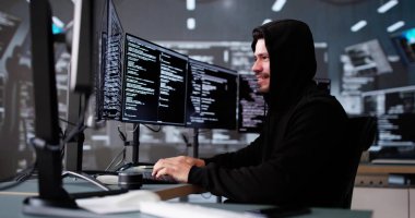 Bir zaferi kutlayan genç Latin Hacker ekranında tezahürat yapıyor..