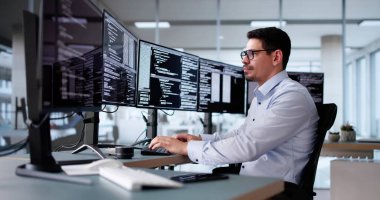 Yazılım Programcısı veya Yazılımcı Ofis Bilgisayarını Kullanıyor