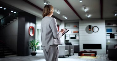 Ev Değerlendirmesi için Belgeleri Dolduran Profesyonel Kadın