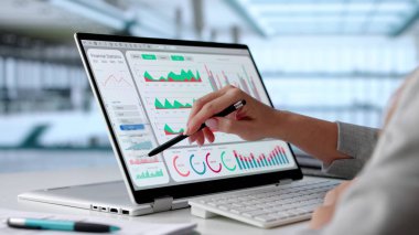 Dişi Veri Analisti Dizüstü bilgisayardaki Mali Verileri Analiz Ediyor.