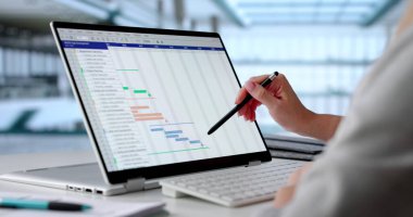 Üstü açılabilir dizüstü bilgisayarda Kadın Proje Yöneticisi İş Düzenleme Programı