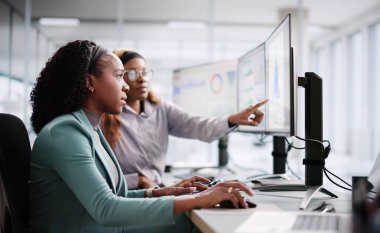 Çoklu Bilgisayar Ekranlarında Piyasa Verilerini Yöneten Kadın Kurumsal Analizci