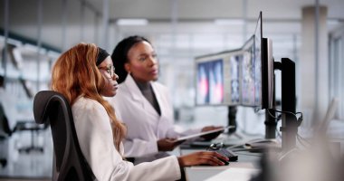 Nöroloji hasta teşhisi için MRI görüntüsü üzerinde çalışan tıbbi ekip..