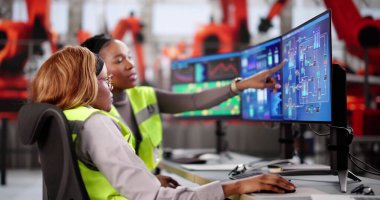 Genç Siyah Kadın, Elektrikli Otomobil Kurulunda Scada Sistemini Açıklıyor.