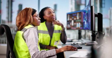 Afro-Amerikalı kadın enerji endüstrisindeki bilgisayarlarla ilgili verileri analiz ediyor..