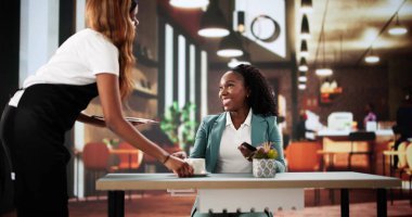 Gülümseyen Barista Mutlu Afrikalı Amerikalı Müşteriye Sabah Kahvesi