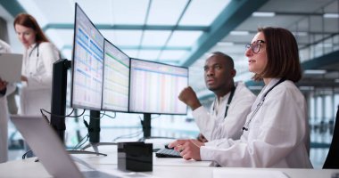 Tıbbi Fatura Yöneticisi Çeşitli Hastane Personeline Sağlık Kodları Gösteriyor.