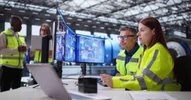 Güç Santrali Kontrol Odasında Kara Mühendis Türbinleri İşletiyor.