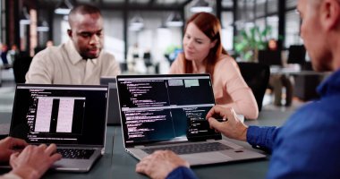 Programcılar Modern Ofiste İşbirliği Yapar, Bir Takım Olarak Kodlarlar.