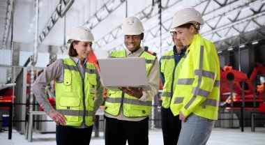 Çeşitli Otomotiv Mühendisleri OSHA güvenlik önlemleriyle araba fabrikasını teftiş etti.