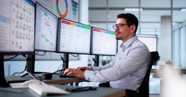 Dizüstü bilgisayardaki Kanban Proje Yönetimi Yazılımı. Dijital Takvim Zamanlaması