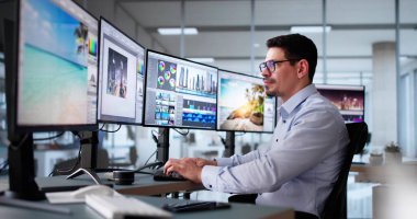 Grafik Web Tasarımcısı Tasarım Düzenleme Yazılımını Kullanıyor