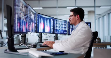 Radyolog Dişçi Masaüstü Bilgisayarında X Ray Yazılımı Kullanıyor