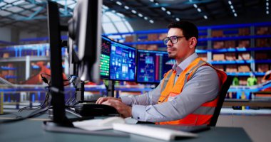 Depo Tatbikat Merkezi 'nde bilgisayar bölümünde çalışan İspanyol bir adam.