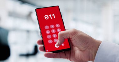 İspanyol adam akıllı telefonunda acil yardım için 911 'i arıyor..