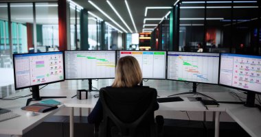 Masadaki dizüstü bilgisayardaki Kanban yazılımını kullanarak projeleri etkili bir şekilde yönetmek. Dijital Takvimdeki Olaylar ve Görevler Zamanlanıyor