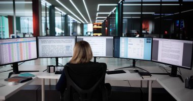 Bilgisayardaki Hataları Düzelten Kadın: Belgeler Düzenleniyor