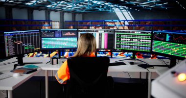 Genç Bayan Depo Yöneticisi Lojistik Yönetimi için Bilgisayar Kullanıyor.